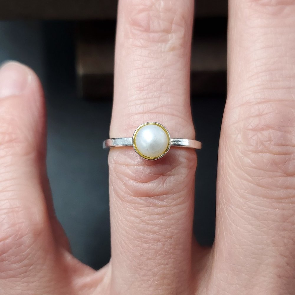 Size 5.75 Sterling Silver Genuine Simple White Pearl Band Ring - Picture 1 of 6